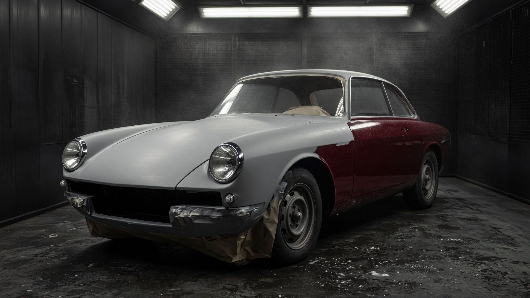 Oldtimer in der Restaurationskabine, teils grundiert, teils lackiert